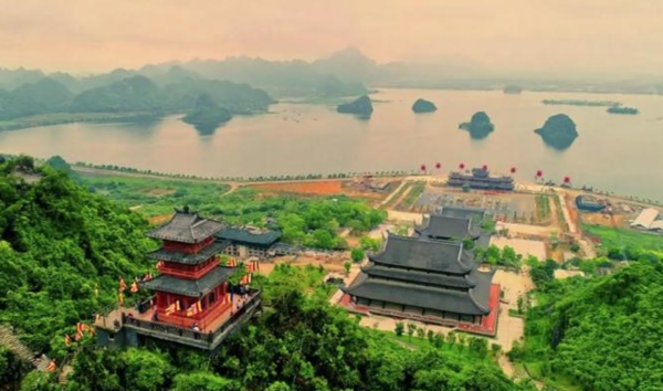 Quần thể Tam Chúc – chùa lớn nhất Việt Nam – là điểm giao thoa giữa ôn thửnh linh thiêng và sự hùng vĩ của đất trời, khiến mỗi bước chân như đang lạc vào một bức tranh thần tiên.