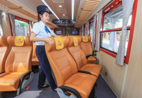 Toa 56 chỗ ghế xoay trên tàu Hoa Phượng Đỏ