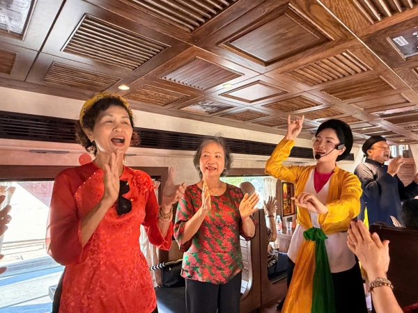 Biểu diễn âm nhạc trên Tàu Năm Cửa Ô