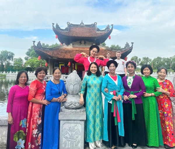 Hành khách tham quan Đền Đô – nơi thờ tám vị vua triều Lý