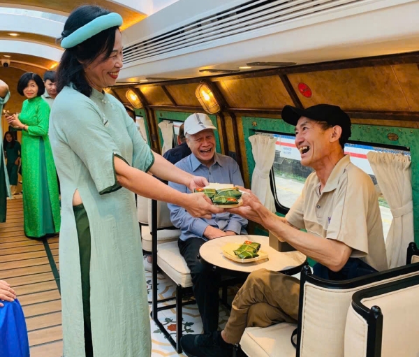 Chuyến tàu Năm Cửa Ô kết nối hai thế hệ
