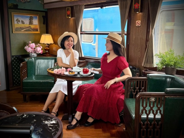 Bên trong toa xe có không gian nội thất sang trọng