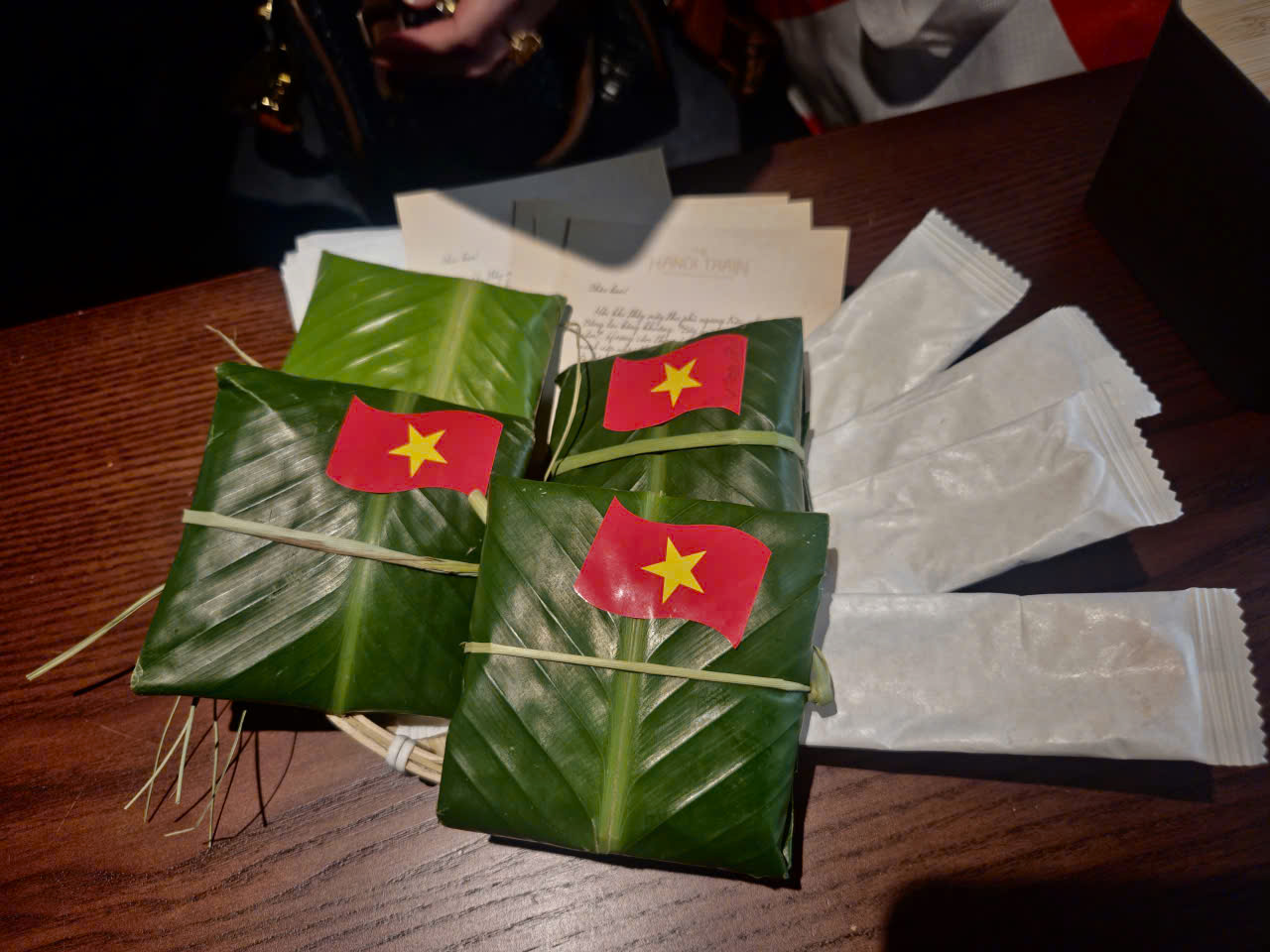 Thưởng thức ẩm thực trên tàu Cửa Ô