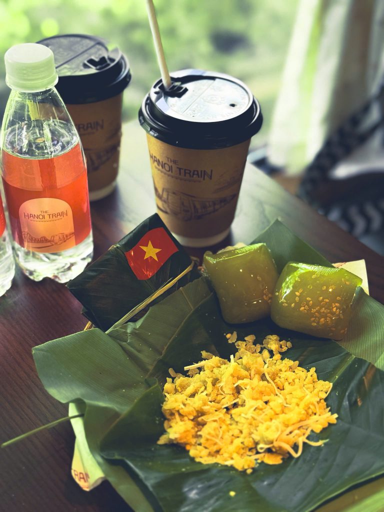 Thưởng thức ẩm thực trên tàu Cửa Ô