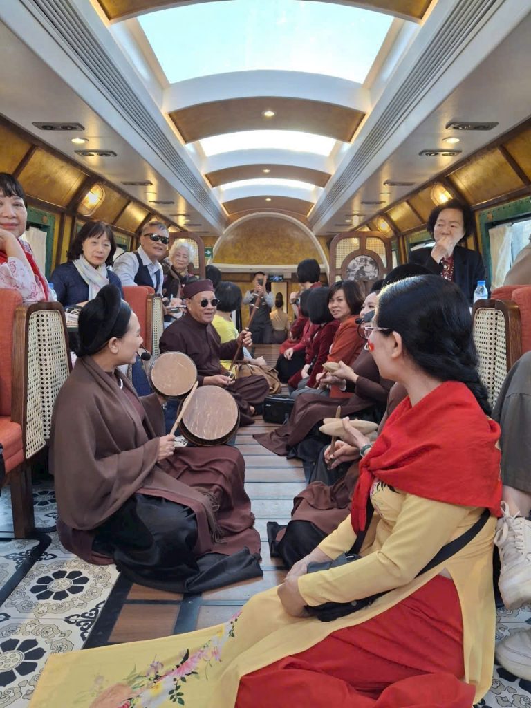 Biểu diễn âm nhạc trên tàu 5 cửa ô